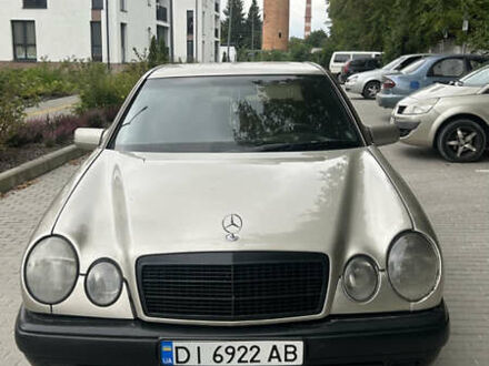 Жовтий Мерседес Е-Клас, об'ємом двигуна 2.3 л та пробігом 423 тис. км за 2000 $, фото 1 на Automoto.ua