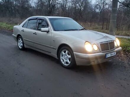 Желтый Мерседес Е-Класс, объемом двигателя 2.4 л и пробегом 387 тыс. км за 4850 $, фото 1 на Automoto.ua