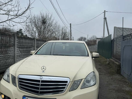 Мерседес Е-Клас 2010 у Белой Церкве на Automoto.ua Жовтий Мерседес Е-Клас, об'ємом двигуна 2.14 л та пробігом 498 тис. км за 8500 $, фото 1 на Automoto.ua