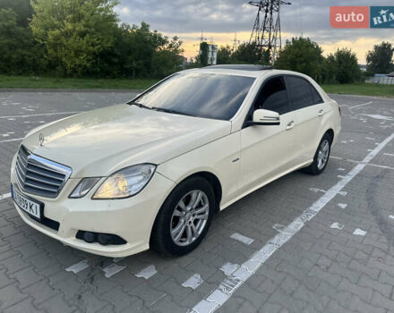 Желтый Мерседес Е-Класс, объемом двигателя 1.8 л и пробегом 336 тыс. км за 9000 $, фото 1 на Automoto.ua