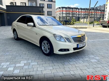 Мерседес Е-Класс 2011 в Ивано-Франковске на Automoto.ua Желтый Мерседес Е-Класс, объемом двигателя 1.8 л и пробегом 336 тыс. км за 11000 $, фото 1 на Automoto.ua