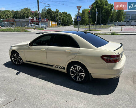 Желтый Мерседес Е-Класс, объемом двигателя 2.14 л и пробегом 289 тыс. км за 10500 $, фото 1 на Automoto.ua