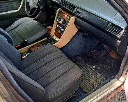 Серый Мерседес Е-Класс, объемом двигателя 2.3 л и пробегом 369 тыс. км за 500 $, фото 7 на Automoto.ua