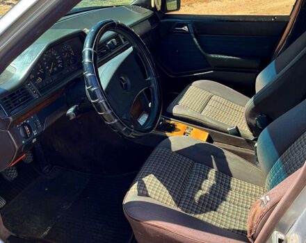 Серый Мерседес Е-Класс, объемом двигателя 2.6 л и пробегом 300 тыс. км за 1500 $, фото 5 на Automoto.ua