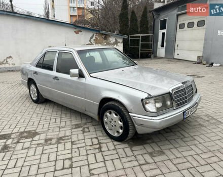Сірий Мерседес Е-Клас, об'ємом двигуна 2.2 л та пробігом 300 тис. км за 1700 $, фото 4 на Automoto.ua