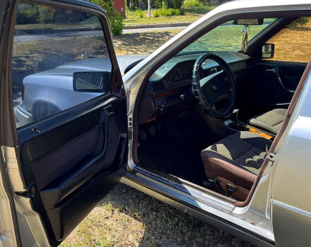 Серый Мерседес Е-Класс, объемом двигателя 2.6 л и пробегом 300 тыс. км за 1500 $, фото 4 на Automoto.ua