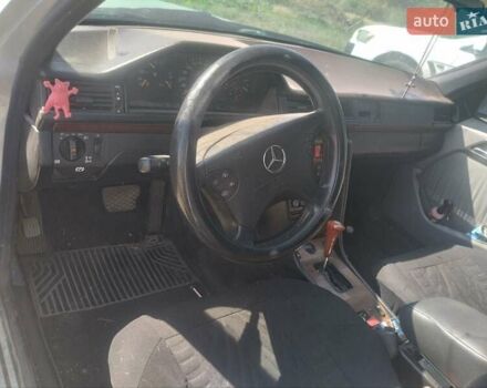 Серый Мерседес Е-Класс, объемом двигателя 3 л и пробегом 300 тыс. км за 2100 $, фото 2 на Automoto.ua