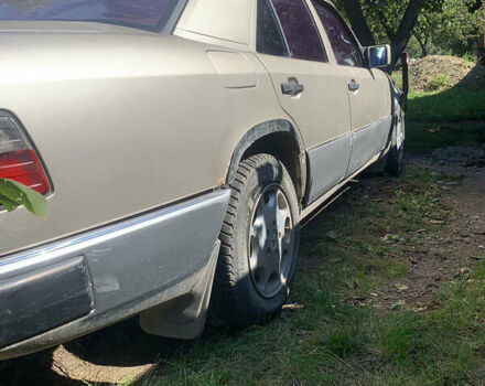 Серый Мерседес Е-Класс, объемом двигателя 2.5 л и пробегом 302 тыс. км за 2500 $, фото 4 на Automoto.ua