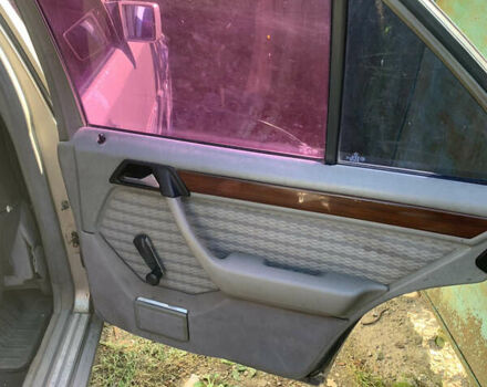 Серый Мерседес Е-Класс, объемом двигателя 2.5 л и пробегом 302 тыс. км за 2500 $, фото 11 на Automoto.ua