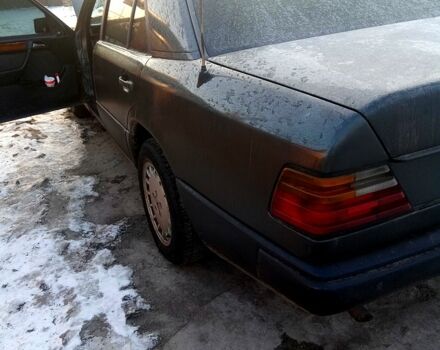 Серый Мерседес Е-Класс, объемом двигателя 2.3 л и пробегом 274 тыс. км за 2200 $, фото 5 на Automoto.ua