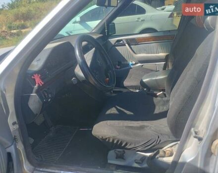 Серый Мерседес Е-Класс, объемом двигателя 3 л и пробегом 300 тыс. км за 2100 $, фото 5 на Automoto.ua