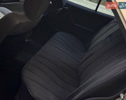 Серый Мерседес Е-Класс, объемом двигателя 2.5 л и пробегом 334 тыс. км за 2399 $, фото 21 на Automoto.ua