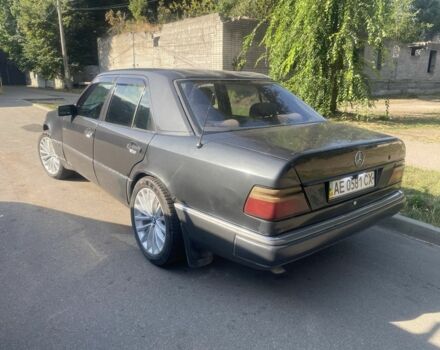 Сірий Мерседес Е-Клас, об'ємом двигуна 2 л та пробігом 111 тис. км за 1500 $, фото 2 на Automoto.ua