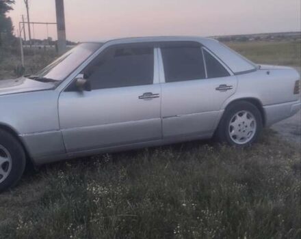 Серый Мерседес Е-Класс, объемом двигателя 3 л и пробегом 300 тыс. км за 2100 $, фото 3 на Automoto.ua