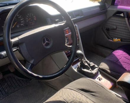 Серый Мерседес Е-Класс, объемом двигателя 2.5 л и пробегом 302 тыс. км за 2500 $, фото 15 на Automoto.ua