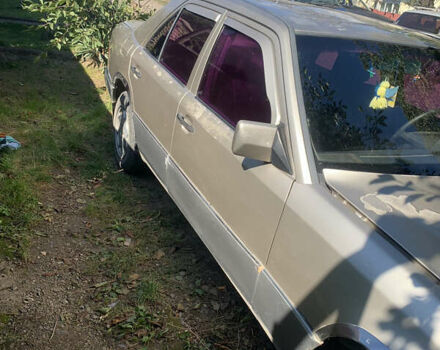 Серый Мерседес Е-Класс, объемом двигателя 2.5 л и пробегом 302 тыс. км за 2500 $, фото 7 на Automoto.ua