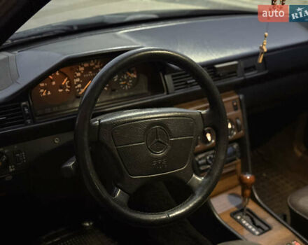 Серый Мерседес Е-Класс, объемом двигателя 2.5 л и пробегом 334 тыс. км за 2399 $, фото 24 на Automoto.ua