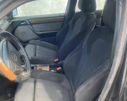 Сірий Мерседес Е-Клас, об'ємом двигуна 2 л та пробігом 111 тис. км за 1500 $, фото 4 на Automoto.ua