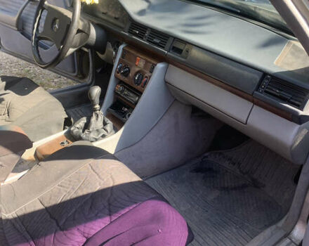 Серый Мерседес Е-Класс, объемом двигателя 2.5 л и пробегом 302 тыс. км за 2500 $, фото 16 на Automoto.ua