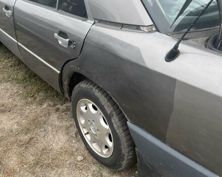 Серый Мерседес Е-Класс, объемом двигателя 2.6 л и пробегом 300 тыс. км за 1800 $, фото 5 на Automoto.ua