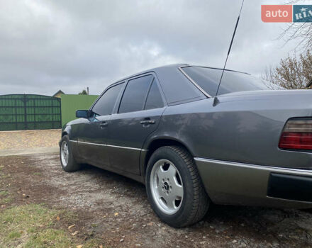 Серый Мерседес Е-Класс, объемом двигателя 3 л и пробегом 407 тыс. км за 4500 $, фото 2 на Automoto.ua