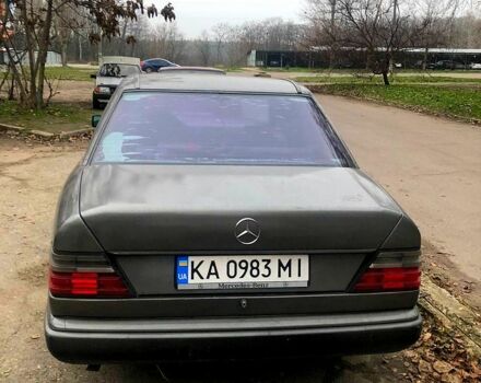 Серый Мерседес Е-Класс, объемом двигателя 2.3 л и пробегом 350 тыс. км за 1350 $, фото 1 на Automoto.ua