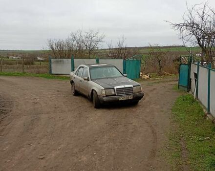 Серый Мерседес Е-Класс, объемом двигателя 2 л и пробегом 200 тыс. км за 700 $, фото 1 на Automoto.ua