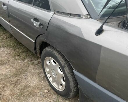 Серый Мерседес Е-Класс, объемом двигателя 2.6 л и пробегом 300 тыс. км за 1800 $, фото 6 на Automoto.ua