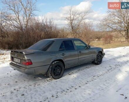 Серый Мерседес Е-Класс, объемом двигателя 2 л и пробегом 350 тыс. км за 1900 $, фото 4 на Automoto.ua