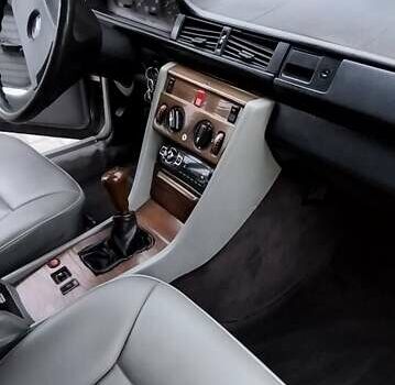 Сірий Мерседес Е-Клас, об'ємом двигуна 2 л та пробігом 400 тис. км за 2450 $, фото 27 на Automoto.ua