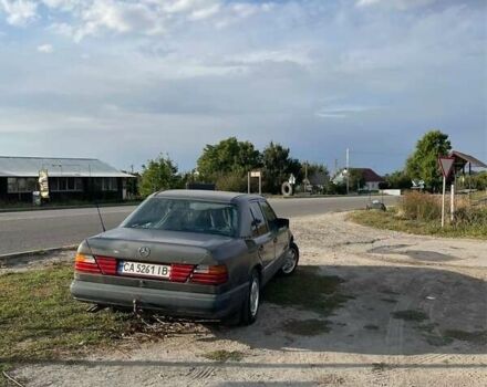 Серый Мерседес Е-Класс, объемом двигателя 2.6 л и пробегом 300 тыс. км за 1800 $, фото 2 на Automoto.ua