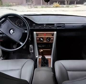 Сірий Мерседес Е-Клас, об'ємом двигуна 2 л та пробігом 400 тис. км за 2450 $, фото 25 на Automoto.ua