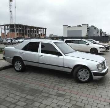 Сірий Мерседес Е-Клас, об'ємом двигуна 2 л та пробігом 400 тис. км за 2450 $, фото 3 на Automoto.ua