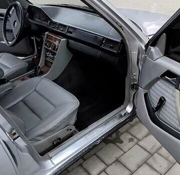 Сірий Мерседес Е-Клас, об'ємом двигуна 2 л та пробігом 400 тис. км за 2450 $, фото 26 на Automoto.ua