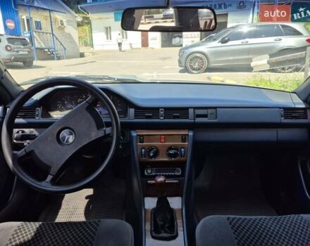 Сірий Мерседес Е-Клас, об'ємом двигуна 2 л та пробігом 270 тис. км за 2800 $, фото 2 на Automoto.ua