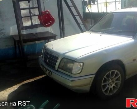 Сірий Мерседес Е-Клас, об'ємом двигуна 2 л та пробігом 300 тис. км за 1200 $, фото 6 на Automoto.ua