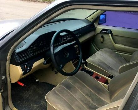 Серый Мерседес Е-Класс, объемом двигателя 2.3 л и пробегом 350 тыс. км за 1350 $, фото 4 на Automoto.ua