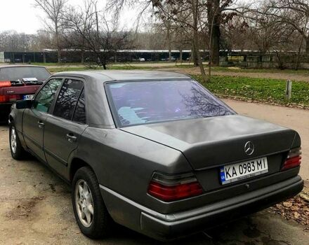 Серый Мерседес Е-Класс, объемом двигателя 2.3 л и пробегом 350 тыс. км за 1350 $, фото 2 на Automoto.ua