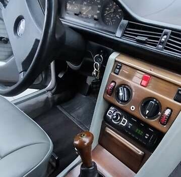 Сірий Мерседес Е-Клас, об'ємом двигуна 2 л та пробігом 400 тис. км за 2450 $, фото 30 на Automoto.ua