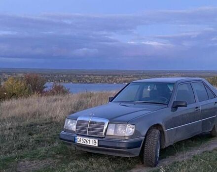 Серый Мерседес Е-Класс, объемом двигателя 2.6 л и пробегом 300 тыс. км за 1800 $, фото 1 на Automoto.ua