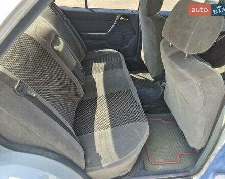 Сірий Мерседес Е-Клас, об'ємом двигуна 2 л та пробігом 270 тис. км за 2800 $, фото 3 на Automoto.ua