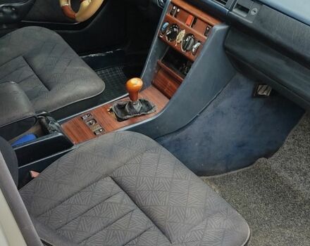 Мерседес Е-Клас 1989 у Хусте на Automoto.ua Сірий Мерседес Е-Клас, об'ємом двигуна 2 л та пробігом 252 тис. км за 1000 $, фото 4 на Automoto.ua