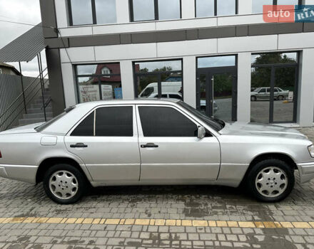 Серый Мерседес Е-Класс, объемом двигателя 2.3 л и пробегом 100 тыс. км за 2100 $, фото 1 на Automoto.ua