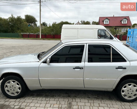 Серый Мерседес Е-Класс, объемом двигателя 2.3 л и пробегом 100 тыс. км за 2100 $, фото 2 на Automoto.ua