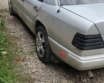 Мерседес Е-Клас 1989 у Хусте на Automoto.ua Сірий Мерседес Е-Клас, об'ємом двигуна 2 л та пробігом 252 тис. км за 1000 $, фото 3 на Automoto.ua