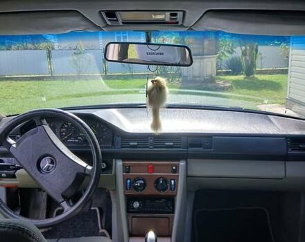 Мерседес Е-Класс 1989 в Вижнице на Automoto.ua Серый Мерседес Е-Класс, объемом двигателя 2 л и пробегом 360 тыс. км за 3200 $, фото 3 на Automoto.ua