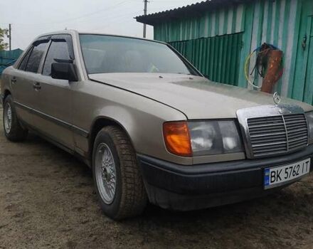 Серый Мерседес Е-Класс, объемом двигателя 2.3 л и пробегом 279 тыс. км за 4000 $, фото 2 на Automoto.ua