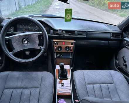 Серый Мерседес Е-Класс, объемом двигателя 2.3 л и пробегом 100 тыс. км за 2100 $, фото 5 на Automoto.ua