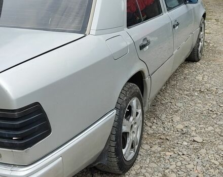 Мерседес Е-Клас 1989 у Хусте на Automoto.ua Сірий Мерседес Е-Клас, об'ємом двигуна 2 л та пробігом 252 тис. км за 1000 $, фото 2 на Automoto.ua