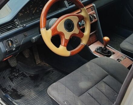 Мерседес Е-Клас 1989 у Хусте на Automoto.ua Сірий Мерседес Е-Клас, об'ємом двигуна 2 л та пробігом 252 тис. км за 1000 $, фото 5 на Automoto.ua